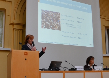 L'assessora Martha Stocker e Carla Melani dell'Osservatorio epidemiologico nel corso della presentazione della Relazione sanitaria 2013