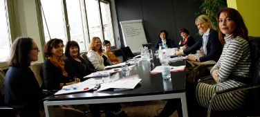 L'assessore Waltraud Deeg assieme al gruppo di lavoro per il rafforzamento della famiglia