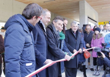 L'assessore provinciale alla mobilità Florian Mussner e la sua collega tirolese Ingrid Felipe hanno inaugurato la nuova fermata dei treni Versciaco-Elmo