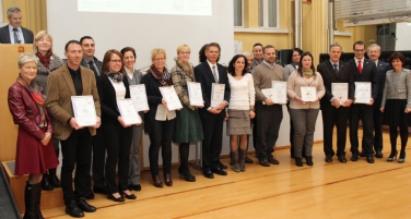 Audit famigliaelavoro: l'assessora Deeg e il presidente della Camera di commercio Ebner consegnano il certificato - Foto: USP/jw
