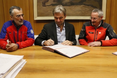 Sigla convenzione: l'ass. Schuler ed i presidenti di BRD di AVS Preindl (sx) e di CNSAS del CAI Zampatti (Foto: USP/RT)