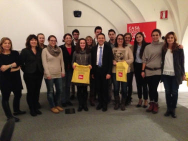 L'assessore provinciale Christian Tommasini (al centro) assieme ad alcuni degli studenti insigniti e alla direttrice BPI "C.Augusta", Valeria Trevisan (1a a dx)