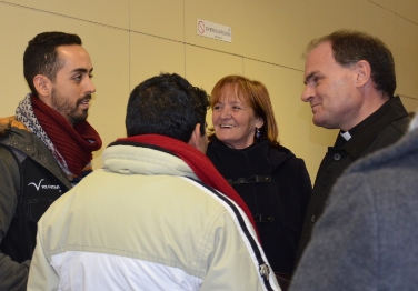 L'assessora Stocker ed il vescovo Muser a colloquio con alcuni operatori di "Volontarius" presso il centro di prima accoglienza del Brennero