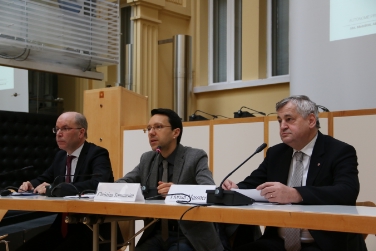 (da sx) Valentino Pagani, direttore del Dipartimento Mobilità, e gli assessori Tommasini e Mussner alla presentazione del concetto Metrobus (Foto: USP/mb)