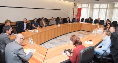Il presidente Kompatscher con i rappresentanti del settore della formazione e dell'aggiornamento (Foto: USP/ohn)
