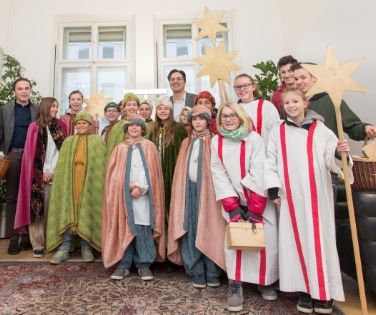 Il presidente Arno Kompatscher e l'assessore Achammer tra gli Sternsinger. Foto: USP/ohn.