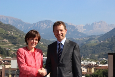 Innovazione amministrativa 2018: l'assessore Waltraud Deeg e il direttore generale Hanspeter Staffler