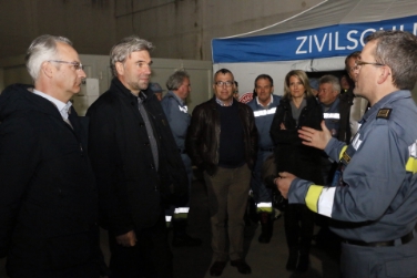 Da sinistra, il direttore della Croce bianca Ivo Bonamico, l'assessore Schuler, il presidente CB Rammlmair, la vicepresidente Barbara Siri, il direttore di Dipartimento Klaus Unterweger, il responsabile del servizio Markus Leimegger