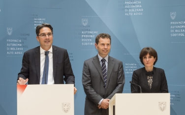 Un gruppo di lavoro si occuperà della spending review provinciale. Nella foto il presidente Arno Kompatscher e l'assessora Waltraud Deeg, al centro il direttore generale Hanspeter Staffler