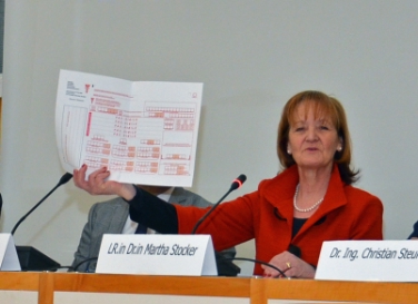 L'assessora Stocker nel corso della conferenza stampa sulla digitalizzazione delle ricette