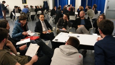 L'assessore provinciale Tommasini alla riunione della Piattaforma delle Resistenze al Vintola 18 a Bolzano (Foto: USP/Servizio Giovani)
