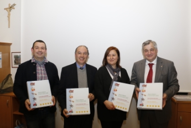 Il direttore Felix Ploner (Area Innovazione e Consulenza), l'intendente Roland Verra, la coordinatrice Claudia Rubatscher e l'assessore Florian Mussner hanno presentato oggi il nuovo materiale didattico (Foto: USP/rc)