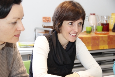 Una valigia di libri per il Centro Elki di Terlano: l'assessora Waltraud Deeg con la coordinatrice Astrid Silvestri