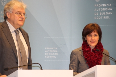 Avviato il percorso verso l'Alto Adige del futuro: l'assessora Waltraud Deeg e il direttore della Ripartizione informatica, Kurt Pöhl