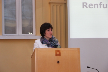 Lavoro di rete per avere famiglie più forti: l'assessora Waltraud Deeg introduce i lavori a Palazzo Widmann