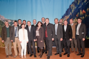 Gli intervenuti al Premio tutela del bosco con l'assessore provinciale Schuler. Alla sua destra, il ministro austriaco all'agricoltura Andrä Rupprechter