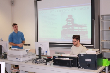 Gli studenti Stefano Capone (a sin.) ed Etien Brija nel corso dell'illustrazione del progetto "Casa Cabrio"