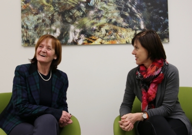 L'assessora Stocker con la primaria Verena Perwanger