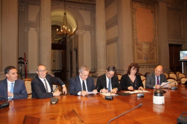 Il presidente Kompatscher, l'assessore Theiner, il sottosgretario Bressa e il presidente trentino Rossi alla sigla della convenzione