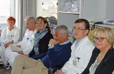 L'assessora Stocker nel corso del sopralluogo al Reparto di chirurgia dell'Ospedale di Bolzano