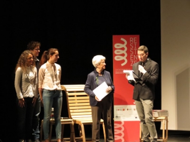 Un'immagine della premiazione del 28 novembre scorso del premio "Giorgio Ambrosoli, un'eroe borghese" al Teatro Rainerum di Bolzano. Al centro la signora Annalori Ambrosoli che ha premiato gli studenti