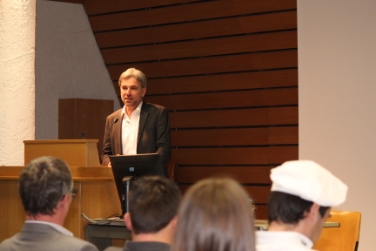 L'assessore provinciale Schuler durante il suo intervento al convegno Cerealp (Foto Bauer/Centro Laimburg)