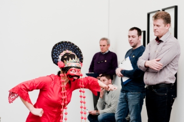 Un inizio “attivo” della 9° Giornata dei musei altoatesini l’ha proposto il gruppo “F8” di Vienna con una performance dal titolo “Las Gaffas” (Foto: Claudia Corrent)