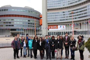 Foto di gruppo della delegazione degli studenti altoatesini davanti alla sede ONU di Vienna