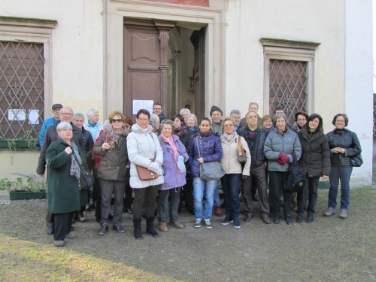 Una ventina di volontari e apprendenti del progetto "volontariato per le lingue" durante la visita guidata alle pendici del Virgolo (Foto: Ripartizione Cultura italiana)