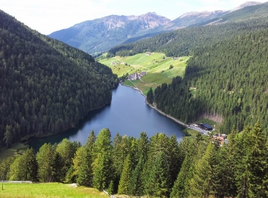 Via libera dalla Giunta alla distribuzione dell'energia elettrica in val Sarentina: nella foto, il lago di Valdurna (Foto ERD)