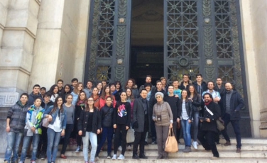 Gli studenti davanti alla sede della Banca d'Italia a Milano