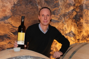 L'enologo Piccolruaz con il nuovo vino nella cantina della Laimburg (Foto CS Laimburg/Bauer)