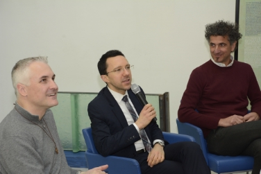L'assessore Tommasini ha inaugurato Infopoint su nuove vetrate Chiesa di S. Domenico a Bolzano assieme a don Gretter (sx) e Cuccato di Vetroricerca (dx) - Foto: USP/M.Diquirico