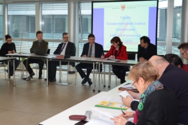 La firma degli accordi presso la sede della Ripartizione lavoro