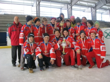 Un'immagine della squadra della Val Gardena, che ha vinto il torneo, con l'intendente delle scuole ladine Roland Verra. (Foto: USP/ Ubi Valentini)