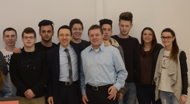 L'assessore provinciale Christian Tommasini insieme agli studenti ed insegnanti dello scambio fra la scuola "Union Endicott" High School di Endicott USA e l'ITE "C.Battisti" di Bolzano (Foto: USP/M.Diquirico)