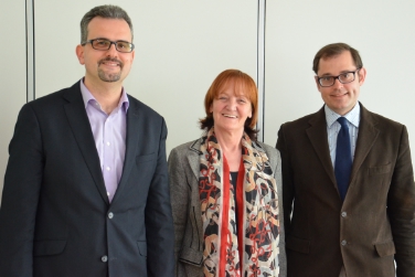 Michael Mayr (a sin.) con l'assessora Stocker e il direttore uscente  Thomas Mathà (Foto USP/mp)