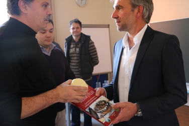 L'assessore Arnold Schuler (dx) e Vasile Avadanei che gli ha consegnato una forma di cacio cavallo secondo un'antica ricetta rumena e un libro di ricette. (Foto: USP/M.Clara)