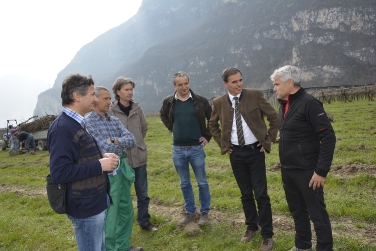 L'assessore Theiner in visita all'area del futuro biotopo (Foto USP/rm)