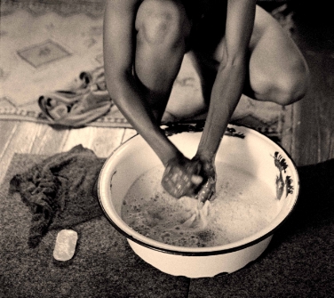 Ordeal, foto del 2003 di Zanele Muholi (Courtesy of Michael Stevenson, Cape Town)