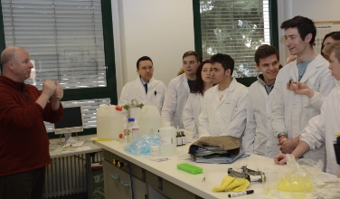 CLIL all'ITI "Galilei": A trasmettere in lingua inglese nozioni di biotecnologia è il prof. Nello Di Bernardo, a sx nella foto, assieme all'assessore Tommasini (centro) - Foto: USP/M.Diquirico