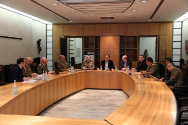 Nella sala di Giunta l'incontro tra il presidente Kompatscher e i rappresentanti di Ministero della difesa e Agenzia del demanio (Foto USP/me)