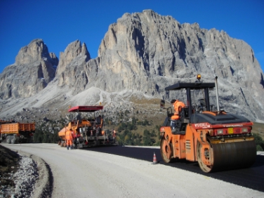 Lavori di asfaltatura a Passo Gardena