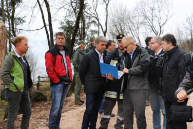 L'assessore Schuler ha fatto il punto sui lavori di protezione a Ronchi di Termeno (Foto USP/mac)