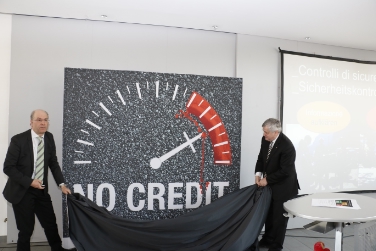 Il direttore di Dipartimento Pagani e l'assessore Mussner scoprono il motivo della nuova campagna "No credit" (FOTO: USP/R.Clara)