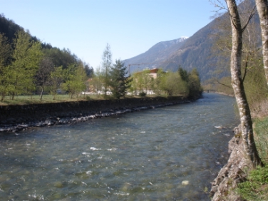 Il Rio Aurino nei pressi di Caminata: qui i tecnici sono al lavoro per gli interventi di cura della vegetazione