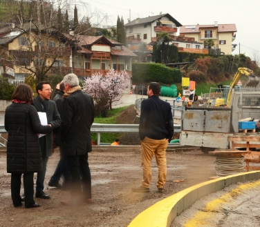 Caldaro: proseguono spediti lavori rotatoria Strada del Vino/Via Europa. L'assessore Tommasini se n'è fatto un quadro. (Foto: USP/A.Mair)