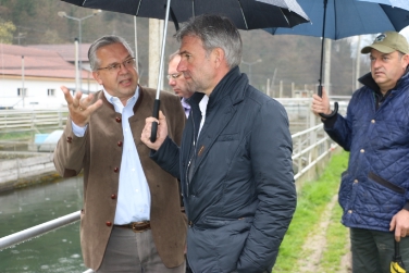 Tutela della trota marmorata: il responsabile della pescicoltura Peter Gasser con l'assessore Schuler (Foto USP/mac)