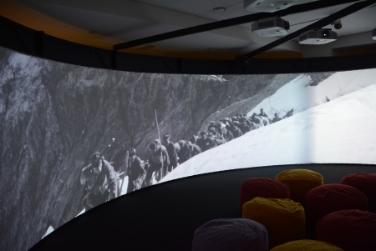 Una proiezione circolare a 360 gradi grazie ad un nuovo apparato e avanzate tecnologie multimediali consente l'approfondimento del tema Conflitto (Foto: USP/M.Diquirico)