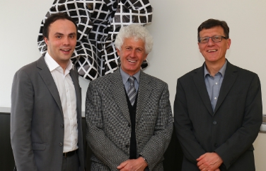 Arthur Pernstich (al centro) con l'assessore Philipp Achammer e l'intendente scolastico Peter Höllrigl